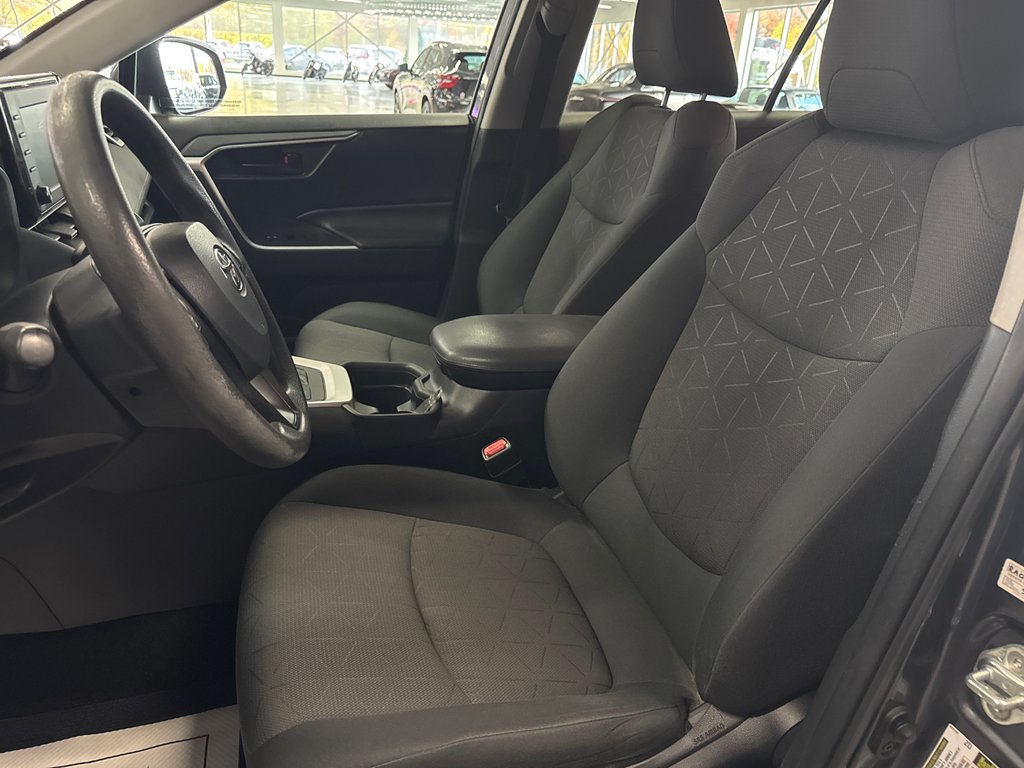 2020 Toyota RAV4 Hybrid LE in Saint-Jean-Sur-Richelieu, Quebec - 11 - w1024h768px