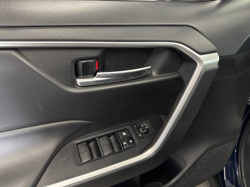 2021 Toyota RAV4 XLE in Saint-Jean-Sur-Richelieu, Quebec - 12 - w1024h768px