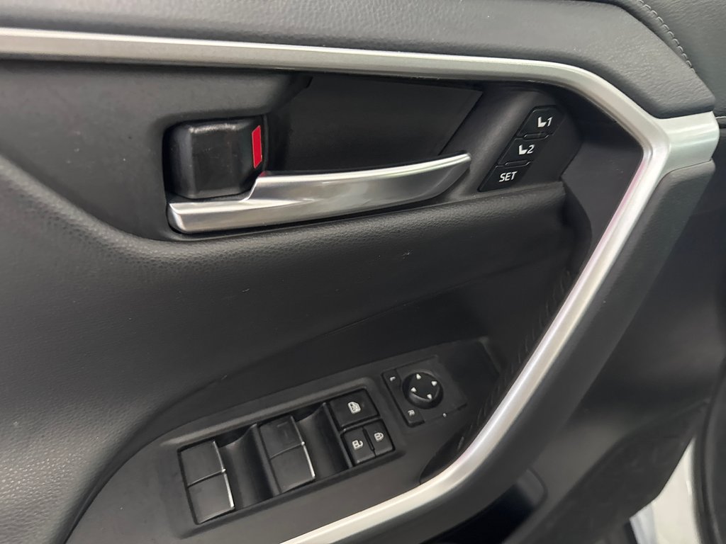 Toyota RAV4 Limited 2021 à Saint-Jean-Sur-Richelieu, Québec - 11 - w1024h768px