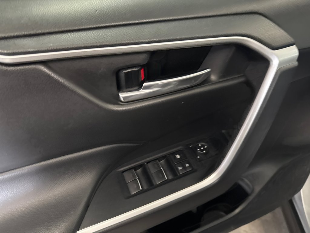 2022 Toyota RAV4 Hybrid XLE in Saint-Jean-Sur-Richelieu, Quebec - 15 - w1024h768px
