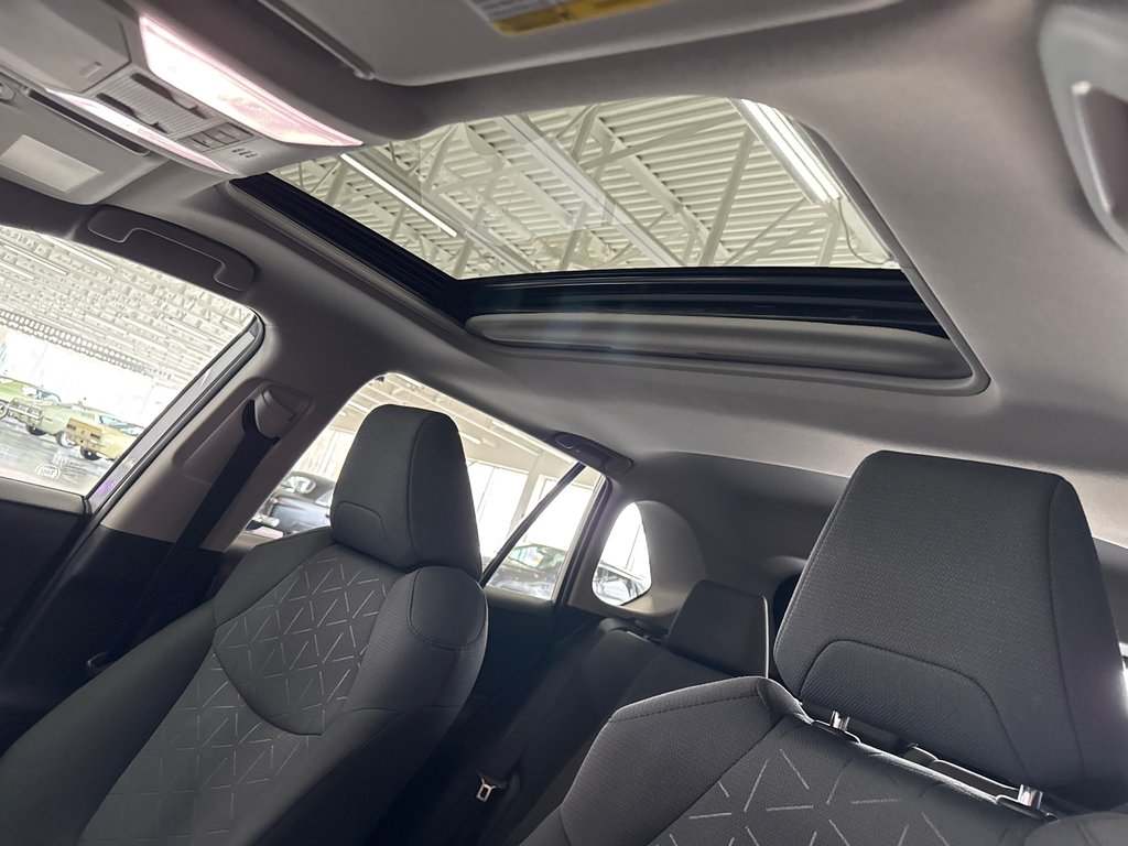2022 Toyota RAV4 Hybrid XLE in Saint-Jean-Sur-Richelieu, Quebec - 13 - w1024h768px