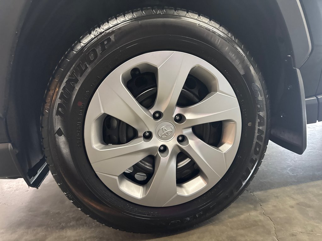 2022 Toyota RAV4 LE in Saint-Jean-Sur-Richelieu, Quebec - 13 - w1024h768px