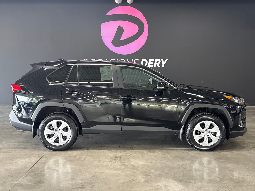 2022 Toyota RAV4 LE in Saint-Jean-Sur-Richelieu, Quebec - 1 - w1024h768px