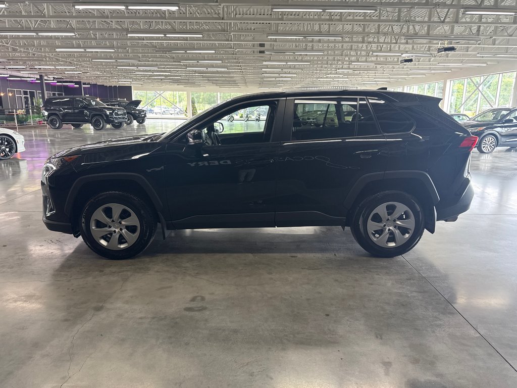 2022 Toyota RAV4 LE in Saint-Jean-Sur-Richelieu, Quebec - 6 - w1024h768px