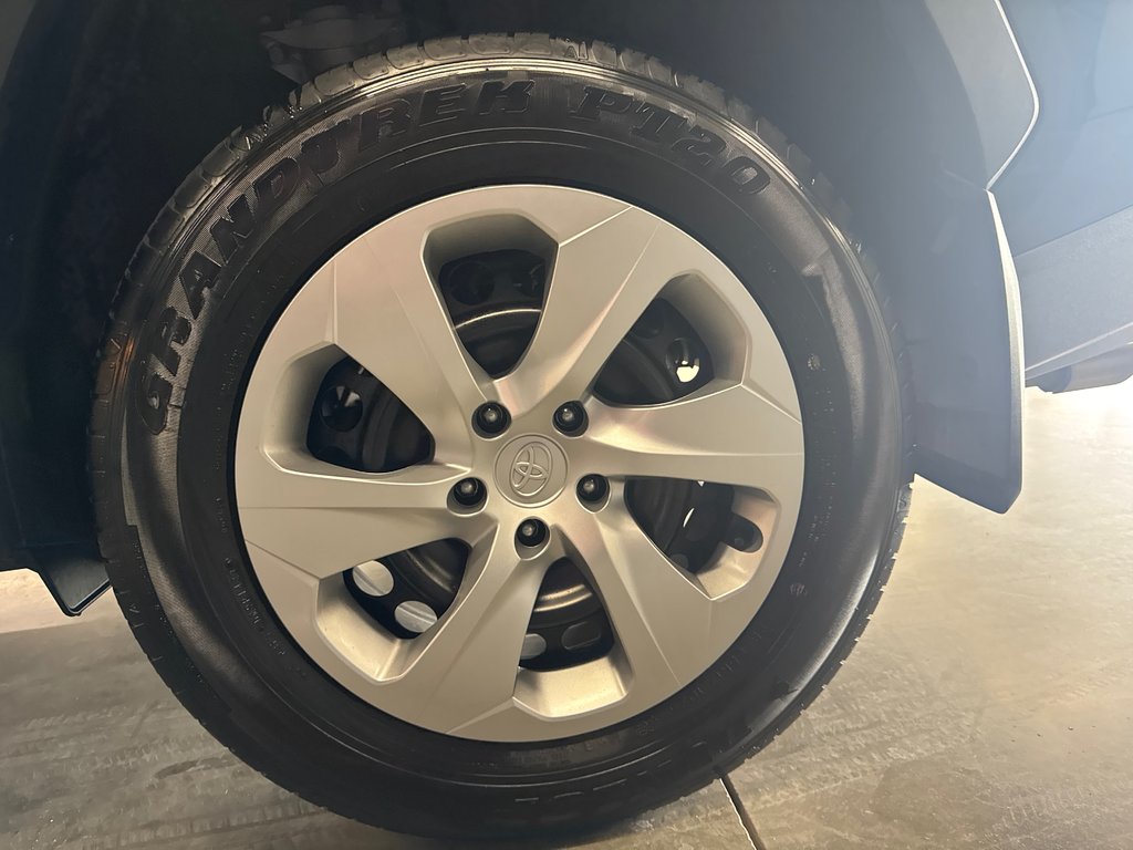 2022 Toyota RAV4 LE in Saint-Jean-Sur-Richelieu, Quebec - 14 - w1024h768px
