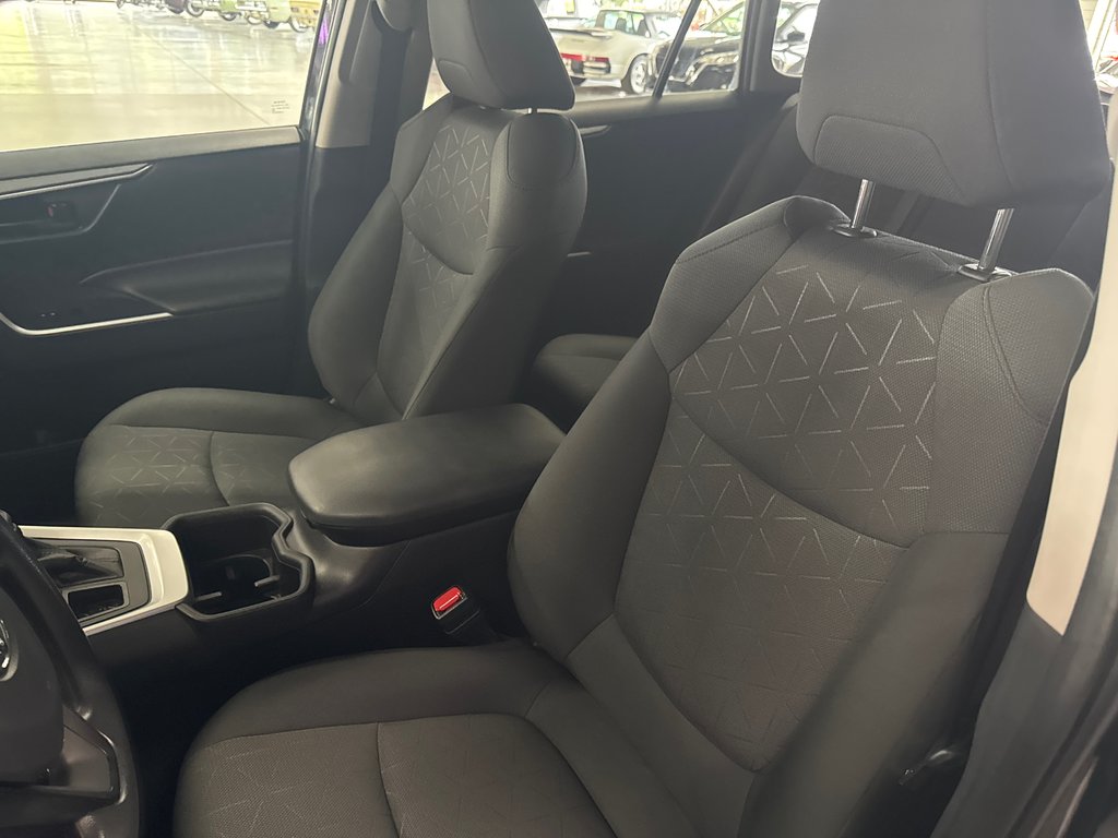 2022 Toyota RAV4 LE in Saint-Jean-Sur-Richelieu, Quebec - 25 - w1024h768px
