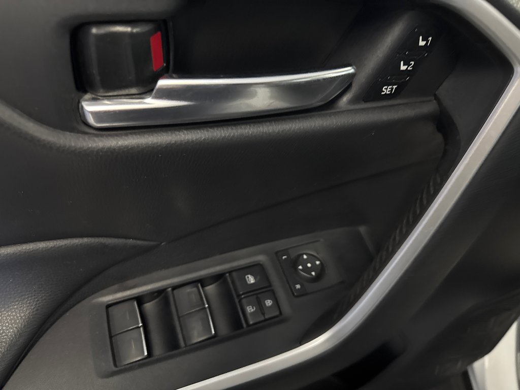 2022 Toyota RAV4 XLE PREMIUM in Saint-Jean-Sur-Richelieu, Quebec - 13 - w1024h768px