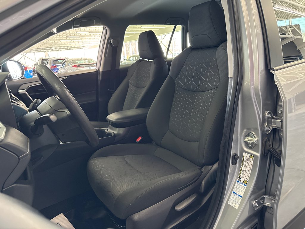 2022 Toyota RAV4 Hybrid LE in Saint-Jean-Sur-Richelieu, Quebec - 10 - w1024h768px