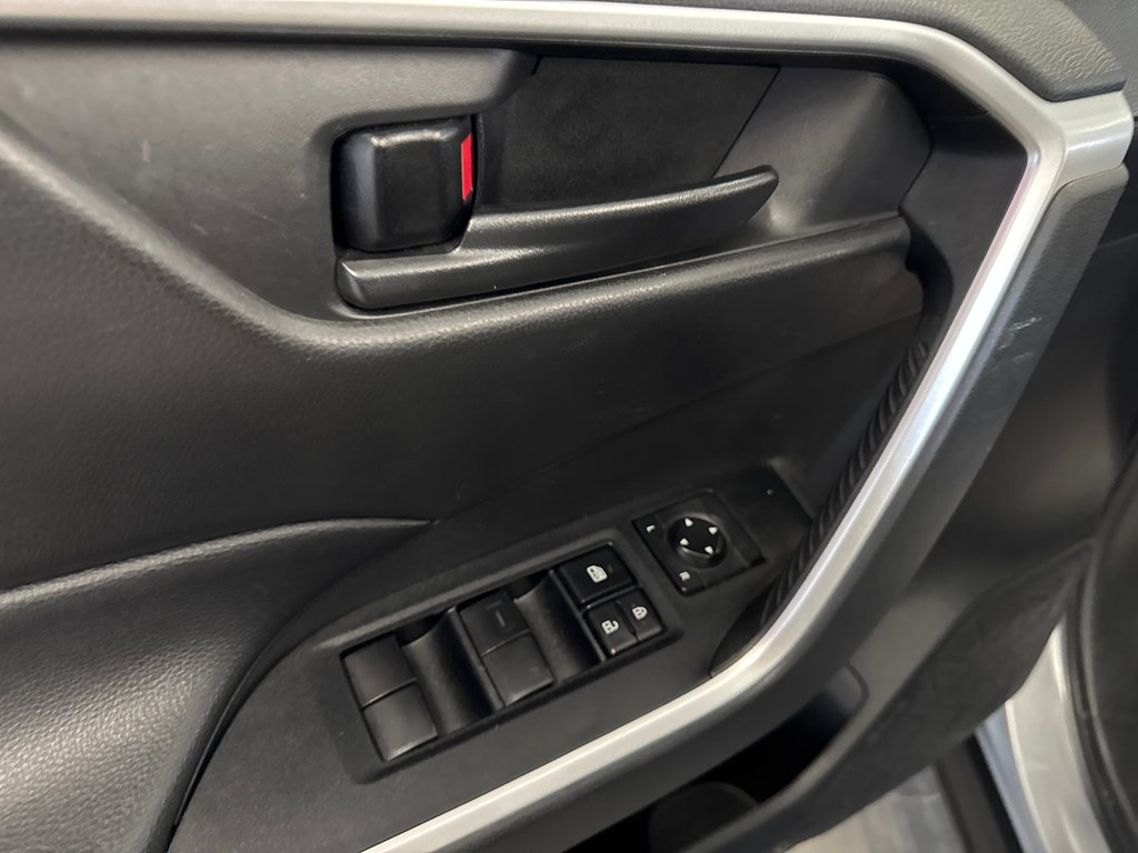 2022 Toyota RAV4 Hybrid LE in Saint-Jean-Sur-Richelieu, Quebec - 13 - w1024h768px