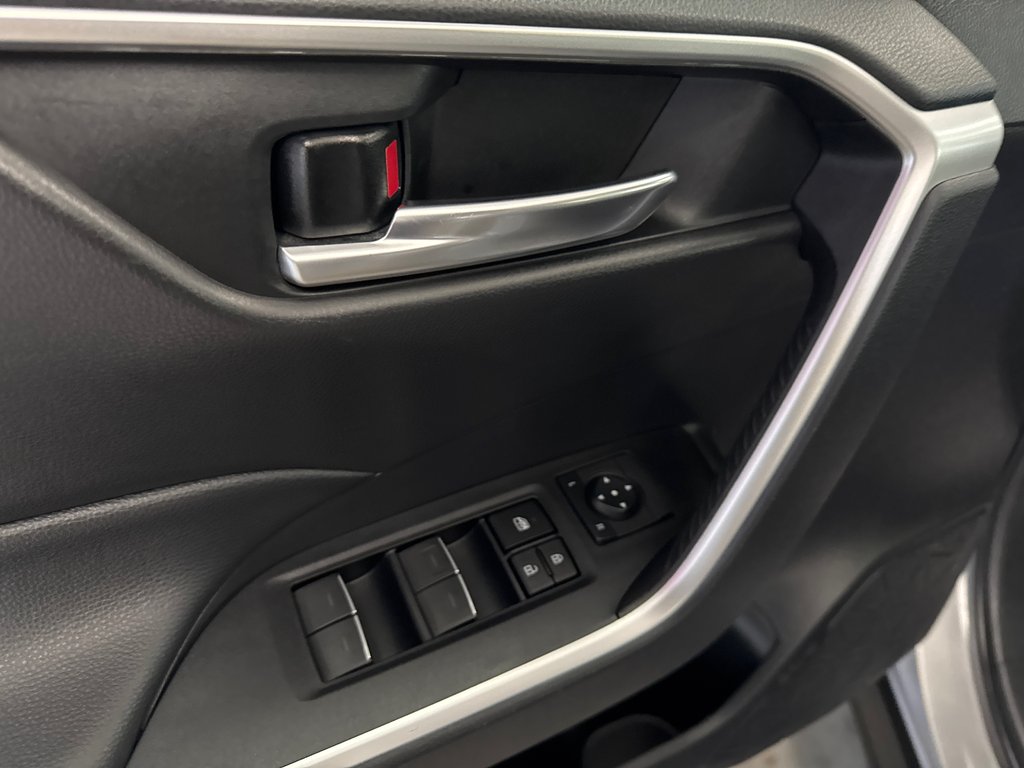 Toyota RAV4 Hybrid SE 2023 à Saint-Jean-Sur-Richelieu, Québec - 13 - w1024h768px