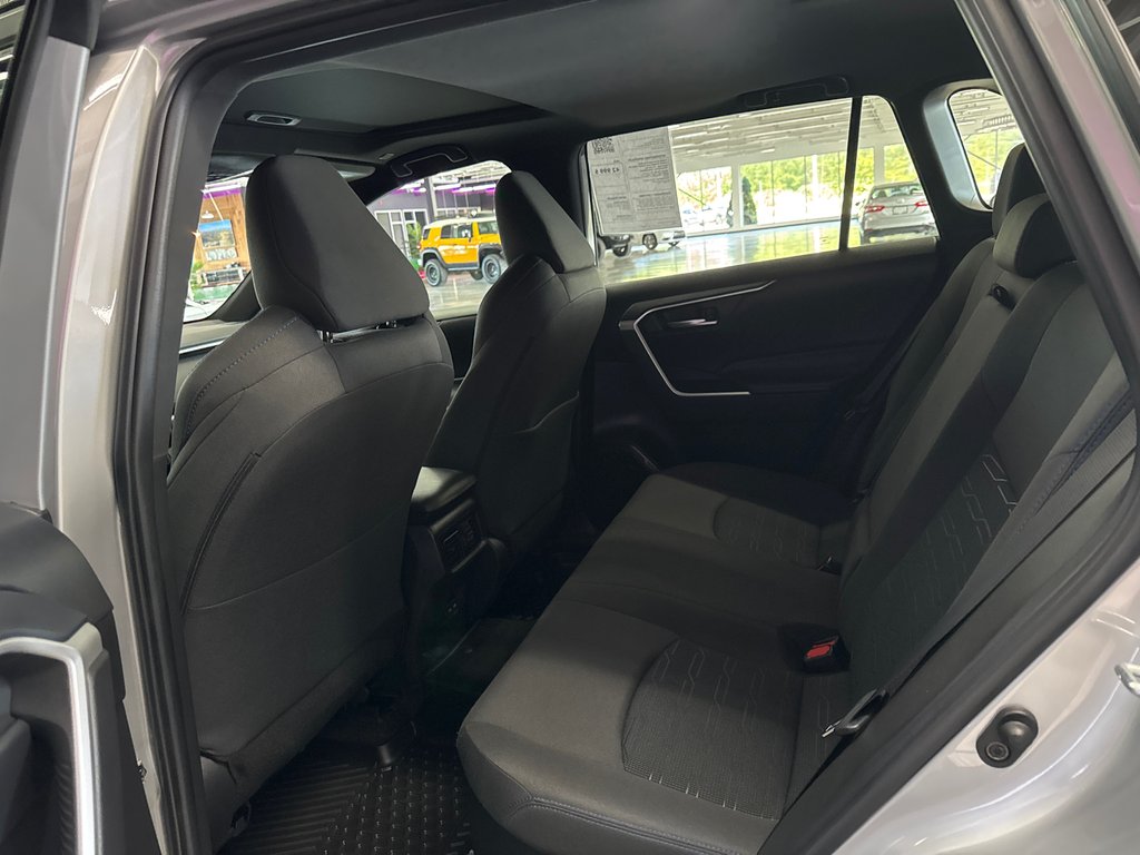 Toyota RAV4 Hybrid SE 2023 à Saint-Jean-Sur-Richelieu, Québec - 9 - w1024h768px