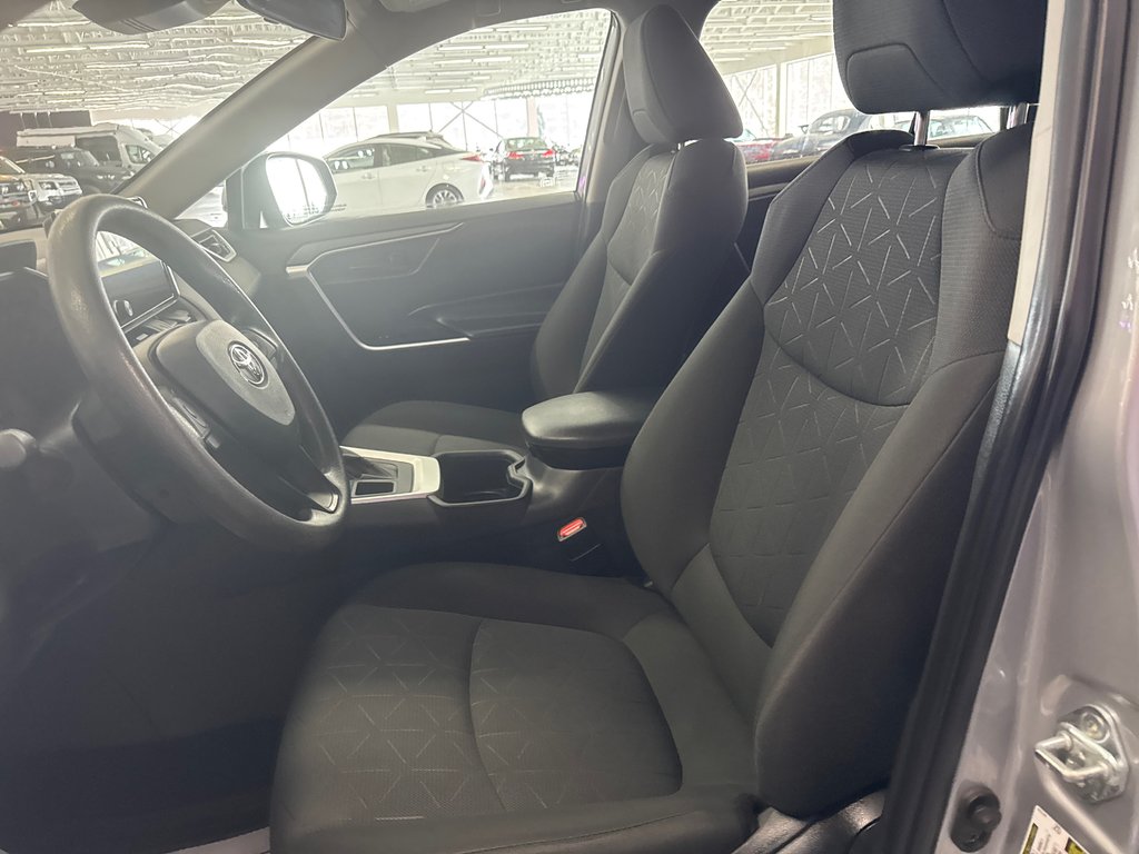 2023 Toyota RAV4 LE in Saint-Jean-Sur-Richelieu, Quebec - 8 - w1024h768px