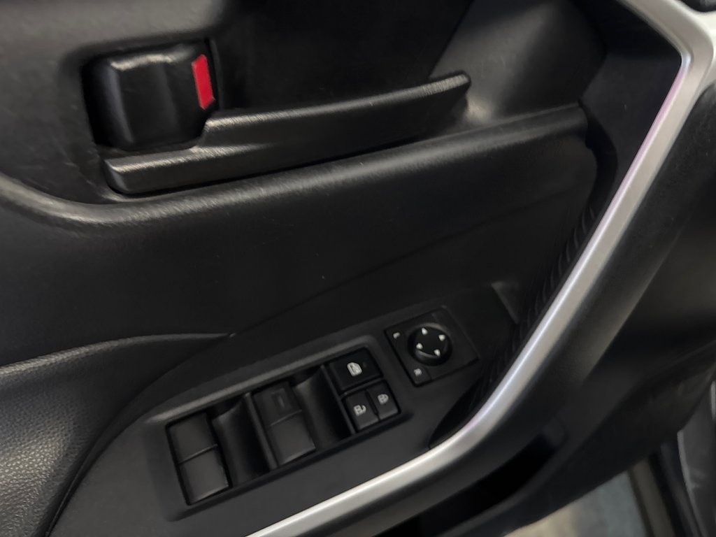 2023 Toyota RAV4 LE in Saint-Jean-Sur-Richelieu, Quebec - 12 - w1024h768px