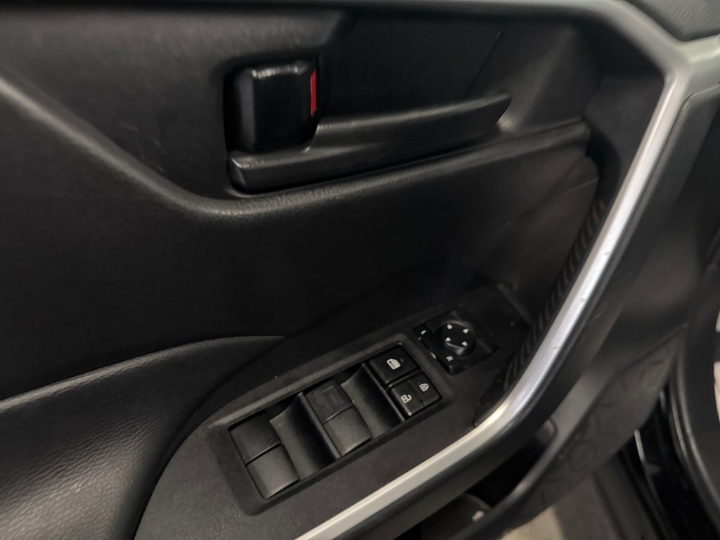 Toyota RAV4 Hybrid LE 2024 à Saint-Jean-Sur-Richelieu, Québec - 12 - w1024h768px