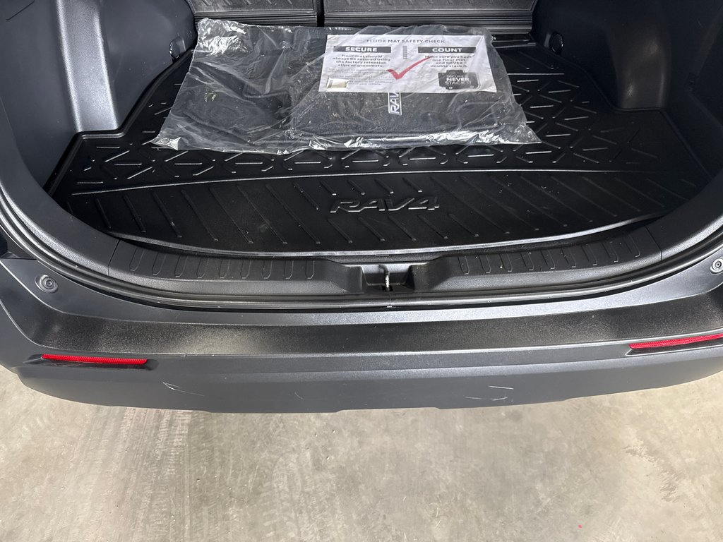 Toyota RAV4 Hybrid LE 2024 à Saint-Jean-Sur-Richelieu, Québec - 7 - w1024h768px