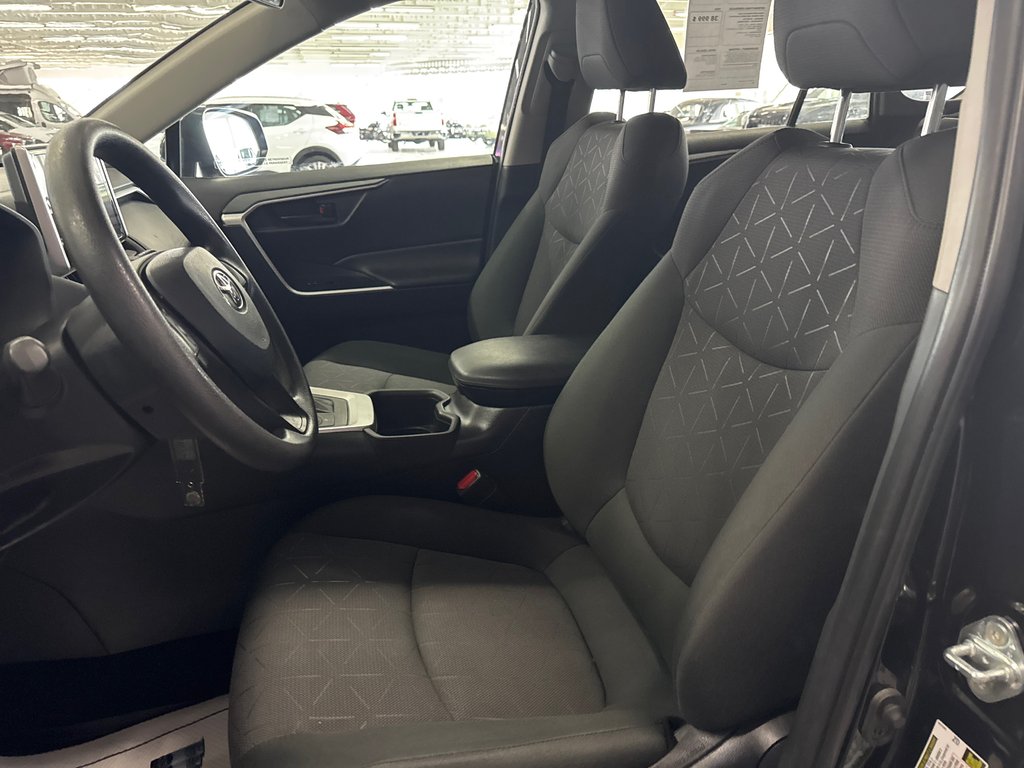 Toyota RAV4 Hybrid LE 2024 à Saint-Jean-Sur-Richelieu, Québec - 9 - w1024h768px
