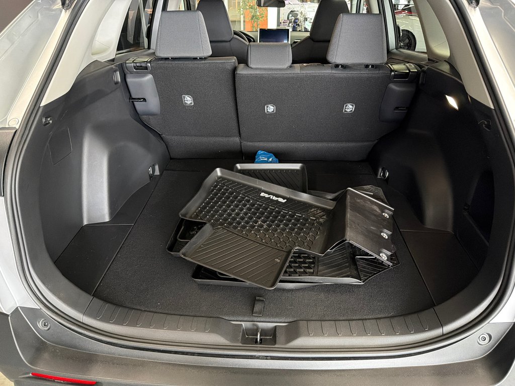 2025 Toyota RAV4 LE in Saint-Jean-Sur-Richelieu, Quebec - 14 - w1024h768px