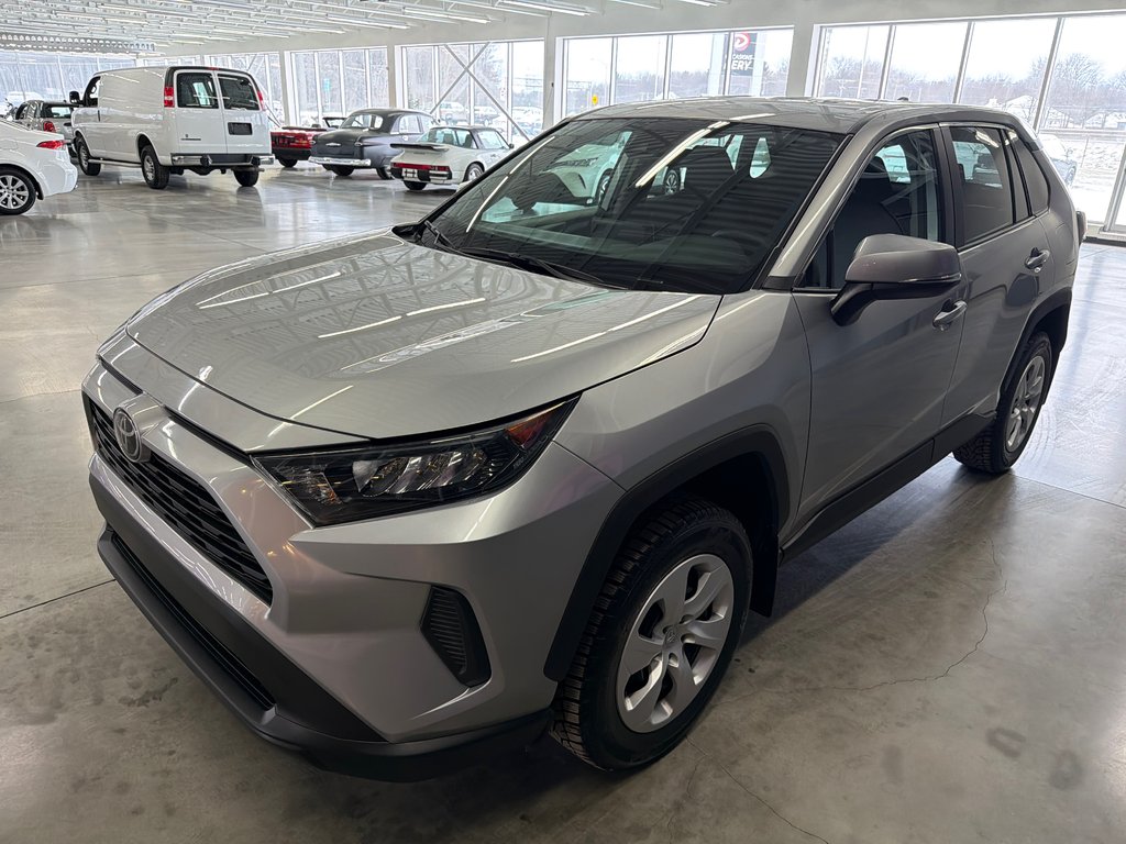 2025 Toyota RAV4 LE in Saint-Jean-Sur-Richelieu, Quebec - 5 - w1024h768px