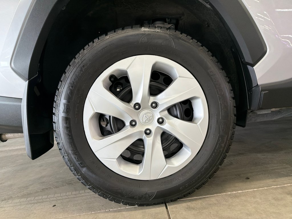 2025 Toyota RAV4 LE in Saint-Jean-Sur-Richelieu, Quebec - 15 - w1024h768px