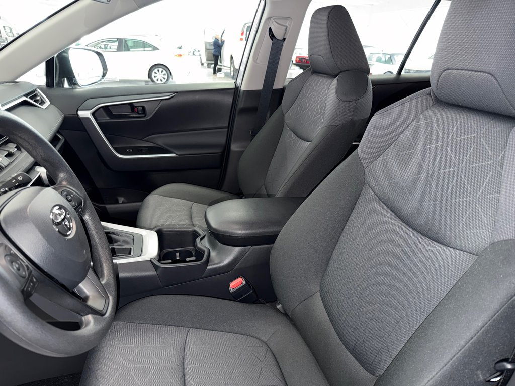 2025 Toyota RAV4 LE in Saint-Jean-Sur-Richelieu, Quebec - 20 - w1024h768px