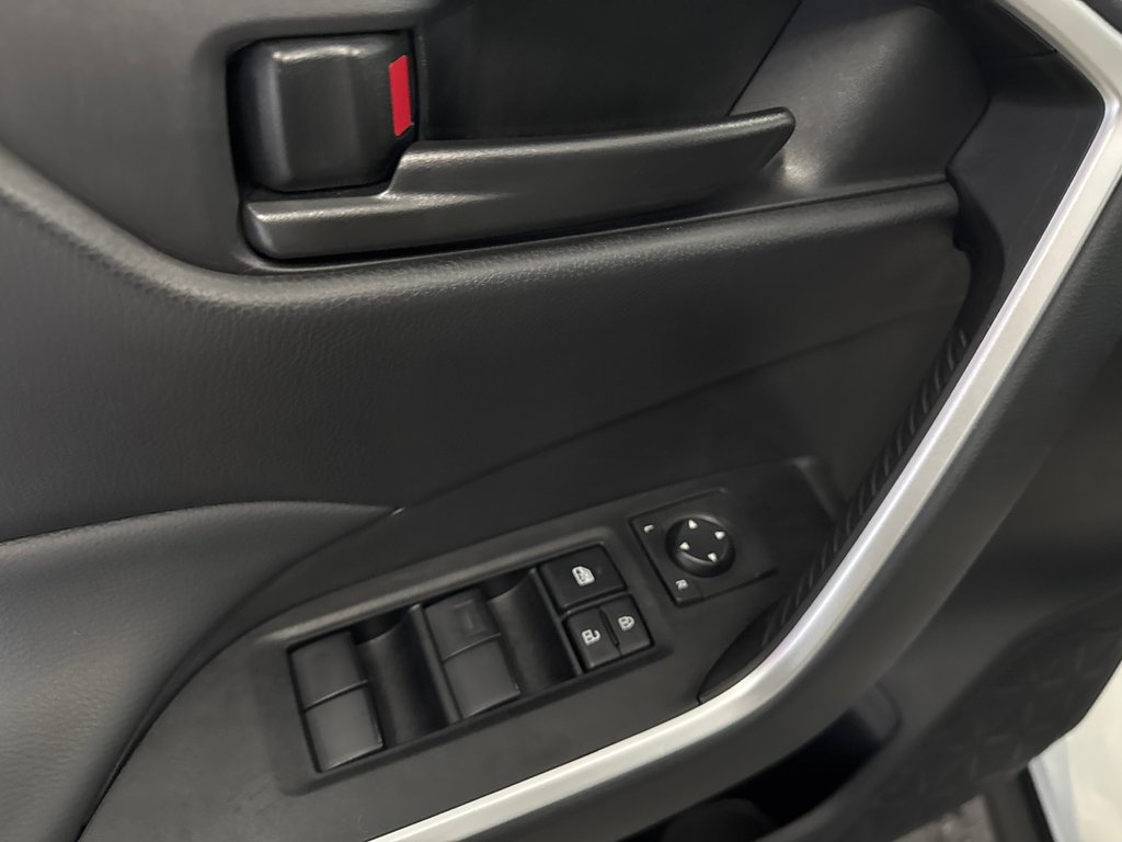 2025 Toyota RAV4 LE in Saint-Jean-Sur-Richelieu, Quebec - 11 - w1024h768px