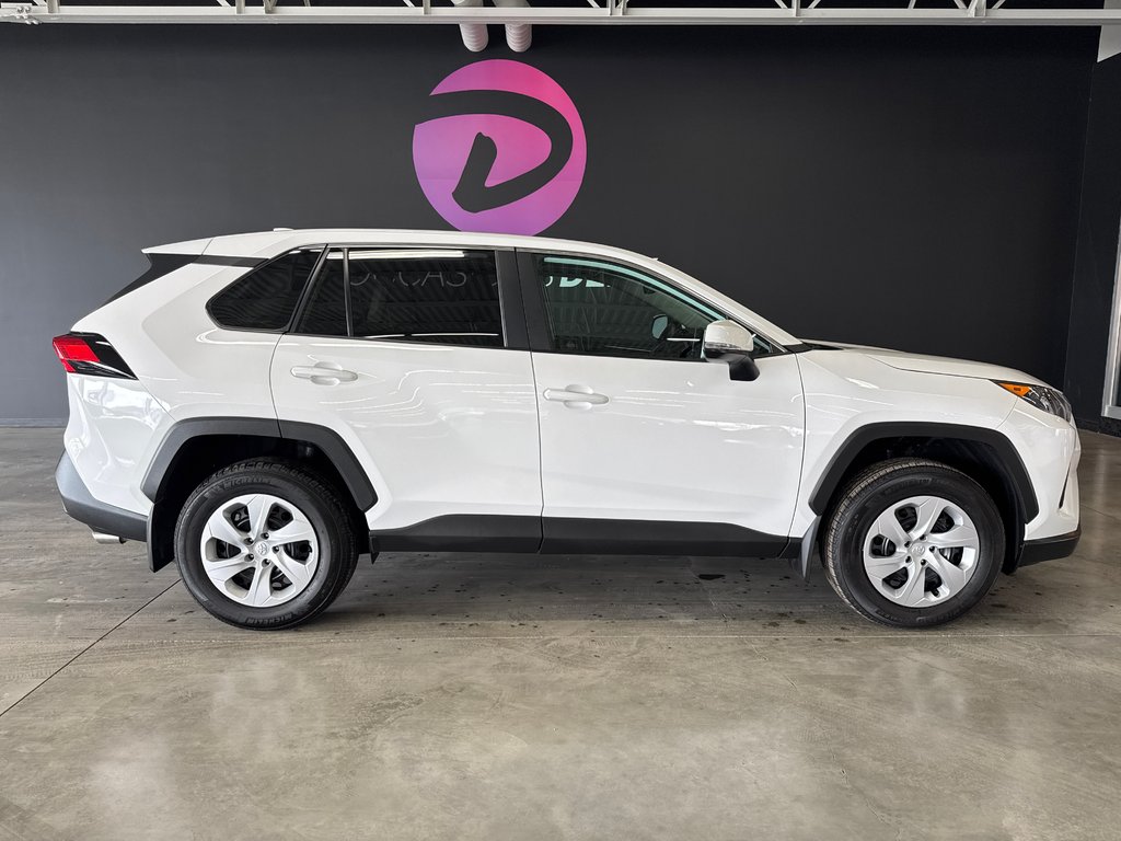 2025 Toyota RAV4 LE in Saint-Jean-Sur-Richelieu, Quebec - 1 - w1024h768px
