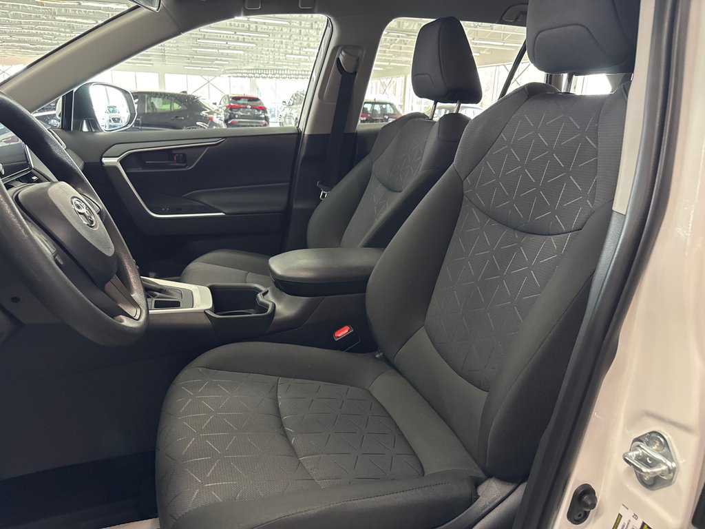 2025 Toyota RAV4 LE in Saint-Jean-Sur-Richelieu, Quebec - 8 - w1024h768px