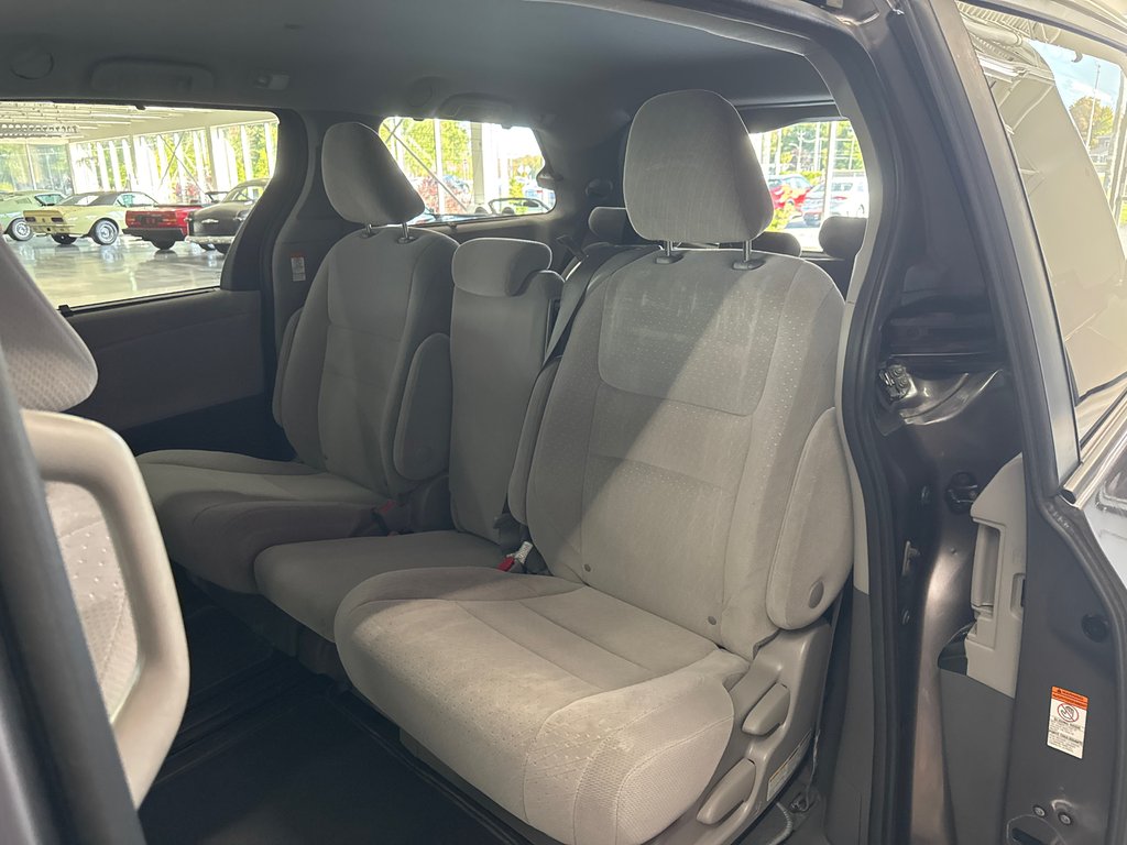 2020 Toyota Sienna LE in Saint-Jean-Sur-Richelieu, Quebec - 13 - w1024h768px