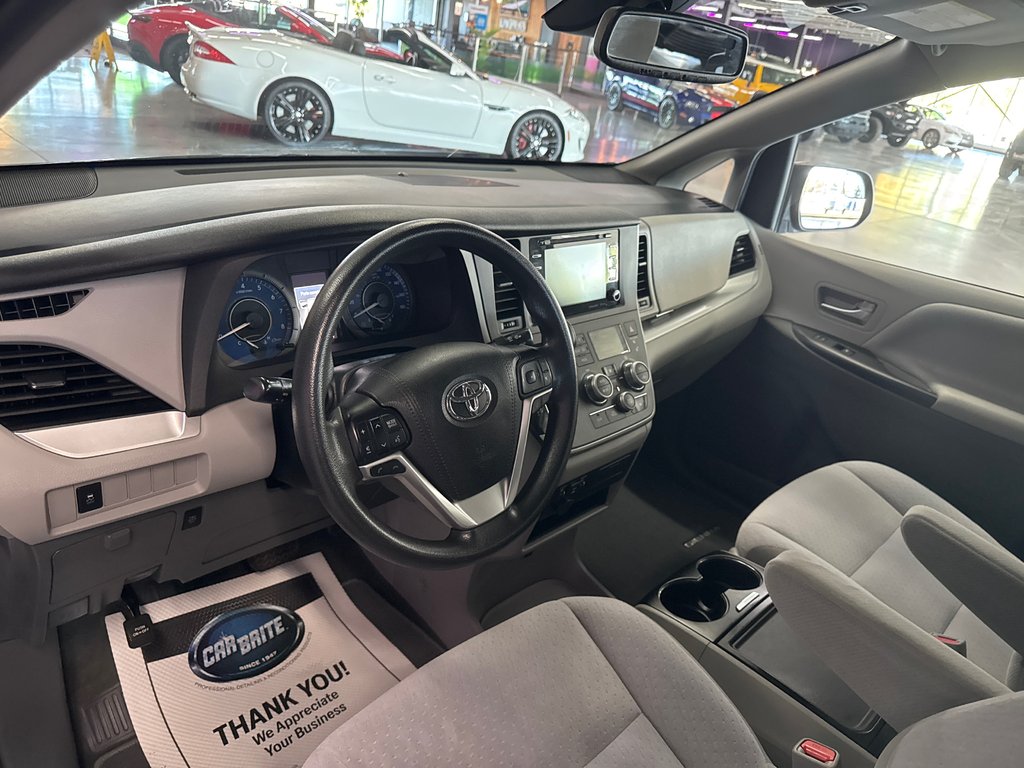 2020 Toyota Sienna LE in Saint-Jean-Sur-Richelieu, Quebec - 15 - w1024h768px