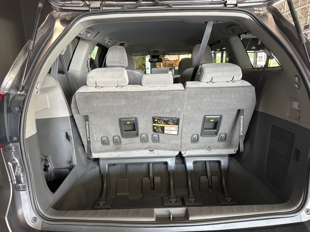 2020 Toyota Sienna LE in Saint-Jean-Sur-Richelieu, Quebec - 12 - w1024h768px