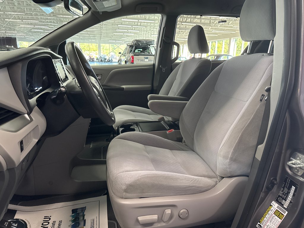 2020 Toyota Sienna LE in Saint-Jean-Sur-Richelieu, Quebec - 14 - w1024h768px