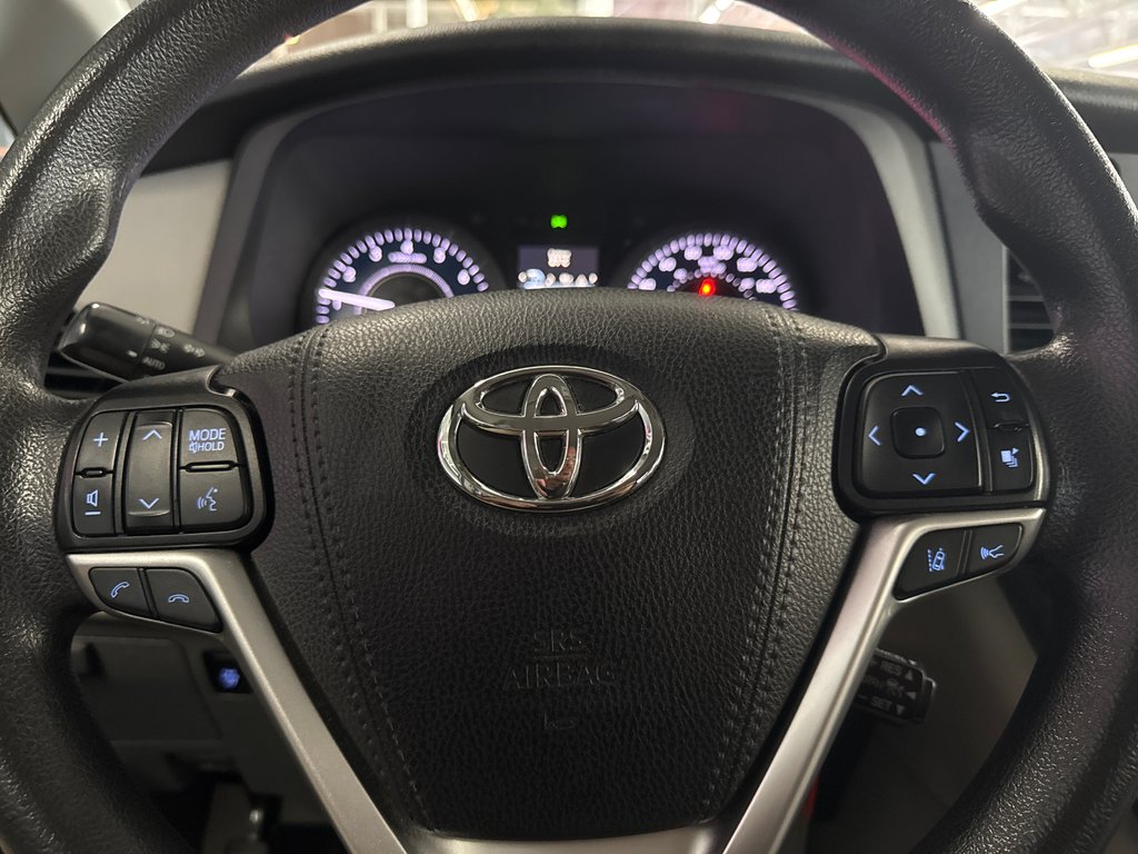 2020 Toyota Sienna LE in Saint-Jean-Sur-Richelieu, Quebec - 17 - w1024h768px