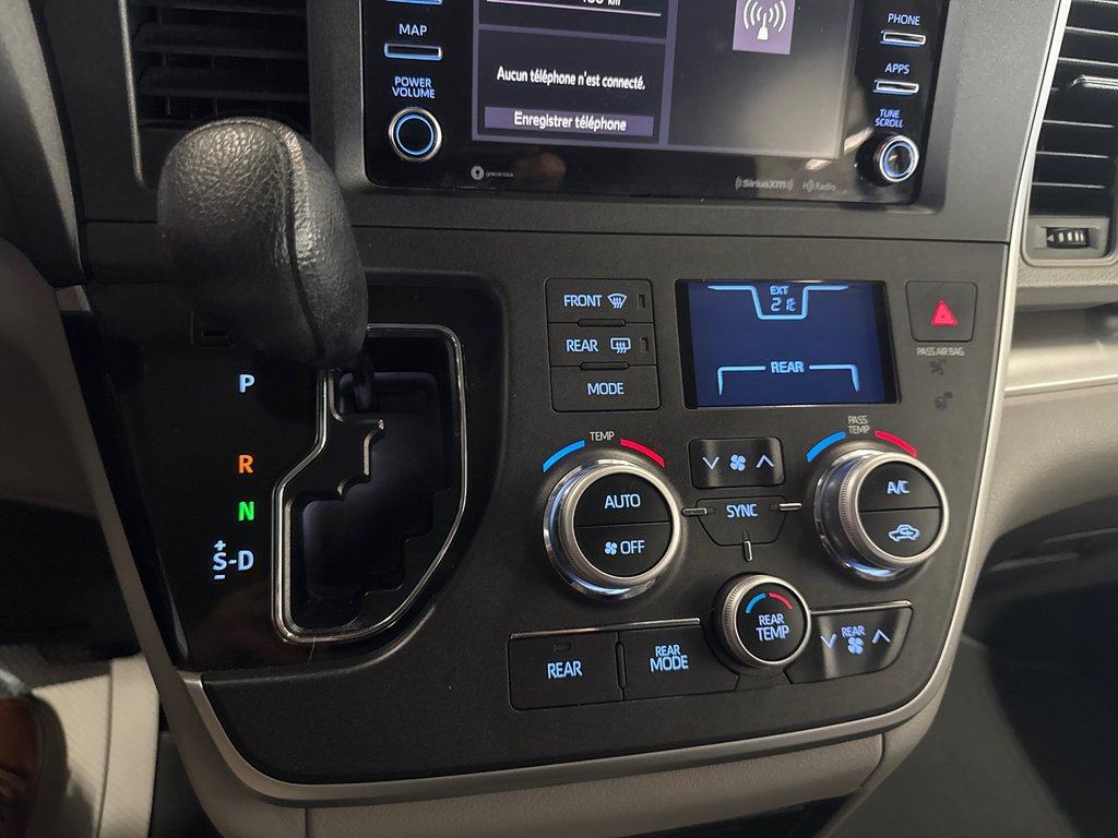 2020 Toyota Sienna LE in Saint-Jean-Sur-Richelieu, Quebec - 20 - w1024h768px
