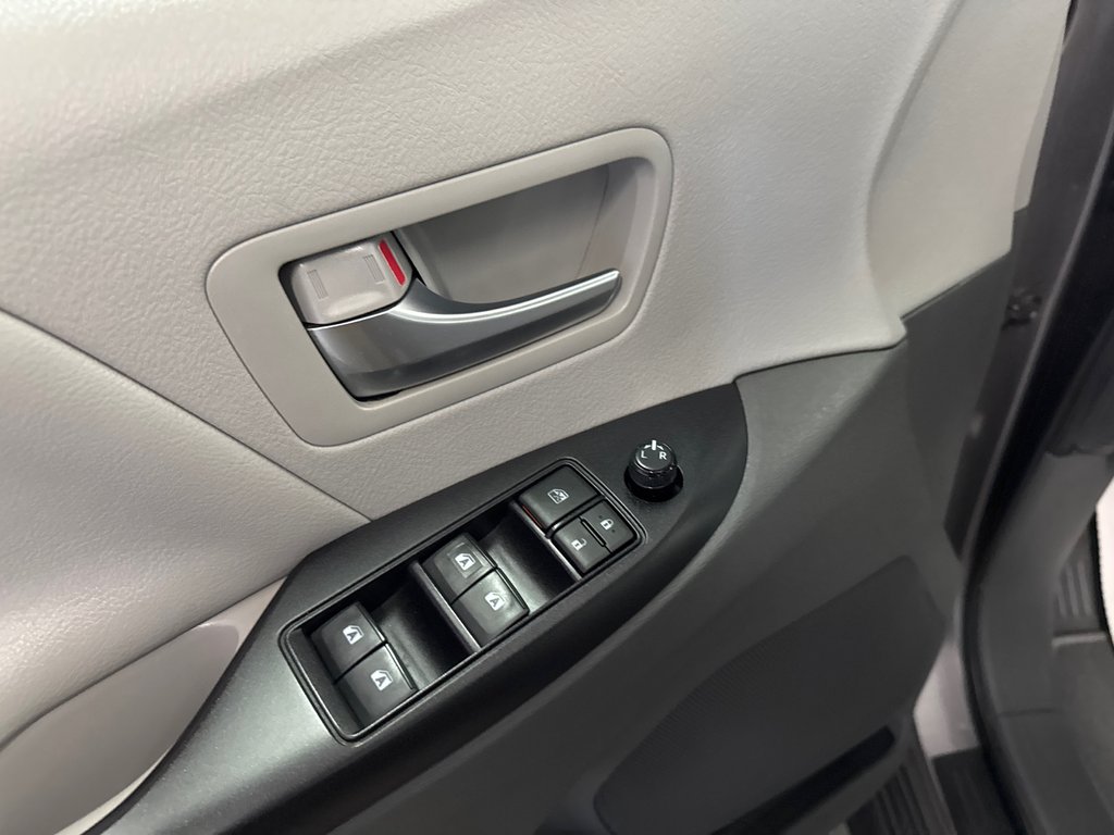 2020 Toyota Sienna LE in Saint-Jean-Sur-Richelieu, Quebec - 16 - w1024h768px