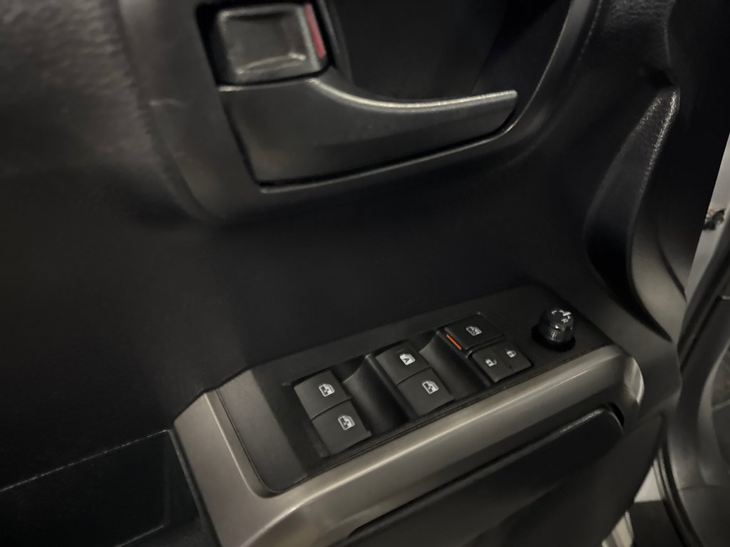 2020 Toyota Tacoma SR5 in Saint-Jean-Sur-Richelieu, Quebec - 17 - w1024h768px