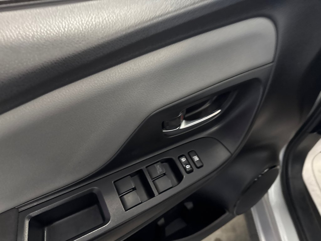 2018 Toyota Yaris Hatchback LE in Saint-Jean-Sur-Richelieu, Quebec - 12 - w1024h768px