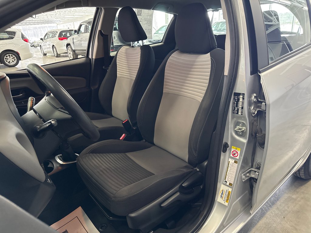 2018 Toyota Yaris Hatchback LE in Saint-Jean-Sur-Richelieu, Quebec - 9 - w1024h768px