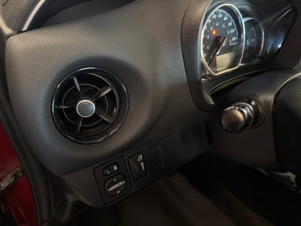 2018 Toyota Yaris Hatchback SE in Saint-Jean-Sur-Richelieu, Quebec - 13 - w1024h768px