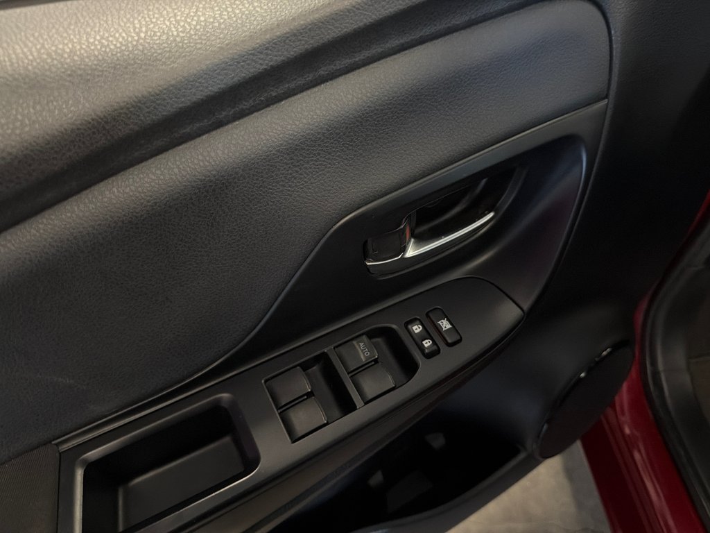 2018 Toyota Yaris Hatchback SE in Saint-Jean-Sur-Richelieu, Quebec - 11 - w1024h768px