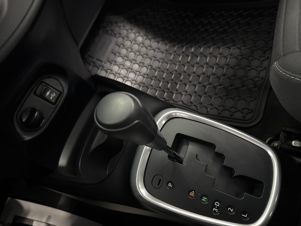2019 Toyota Yaris Hatchback LE in Saint-Jean-Sur-Richelieu, Quebec - 18 - w1024h768px