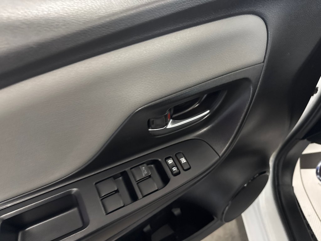 2019 Toyota Yaris Hatchback LE in Saint-Jean-Sur-Richelieu, Quebec - 12 - w1024h768px