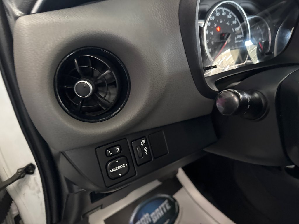 2019 Toyota Yaris Hatchback LE in Saint-Jean-Sur-Richelieu, Quebec - 13 - w1024h768px
