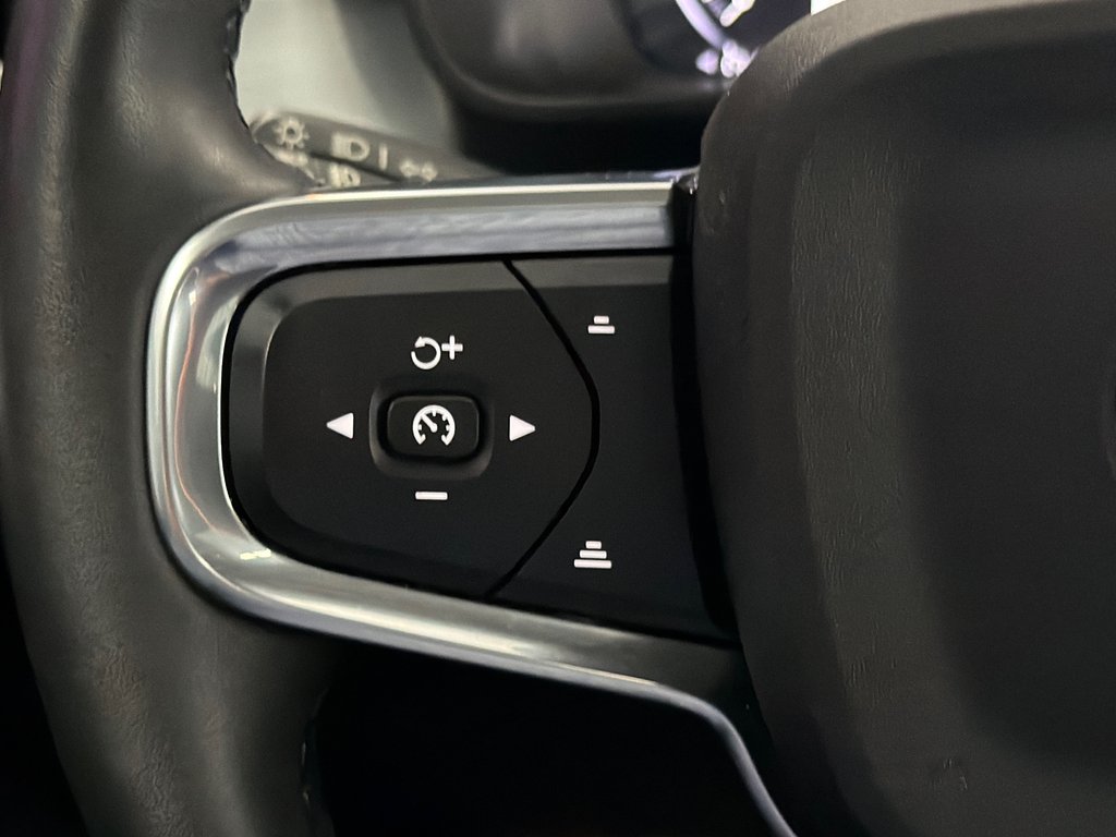 2022 Volvo XC40 Momentum in Saint-Jean-Sur-Richelieu, Quebec - 25 - w1024h768px