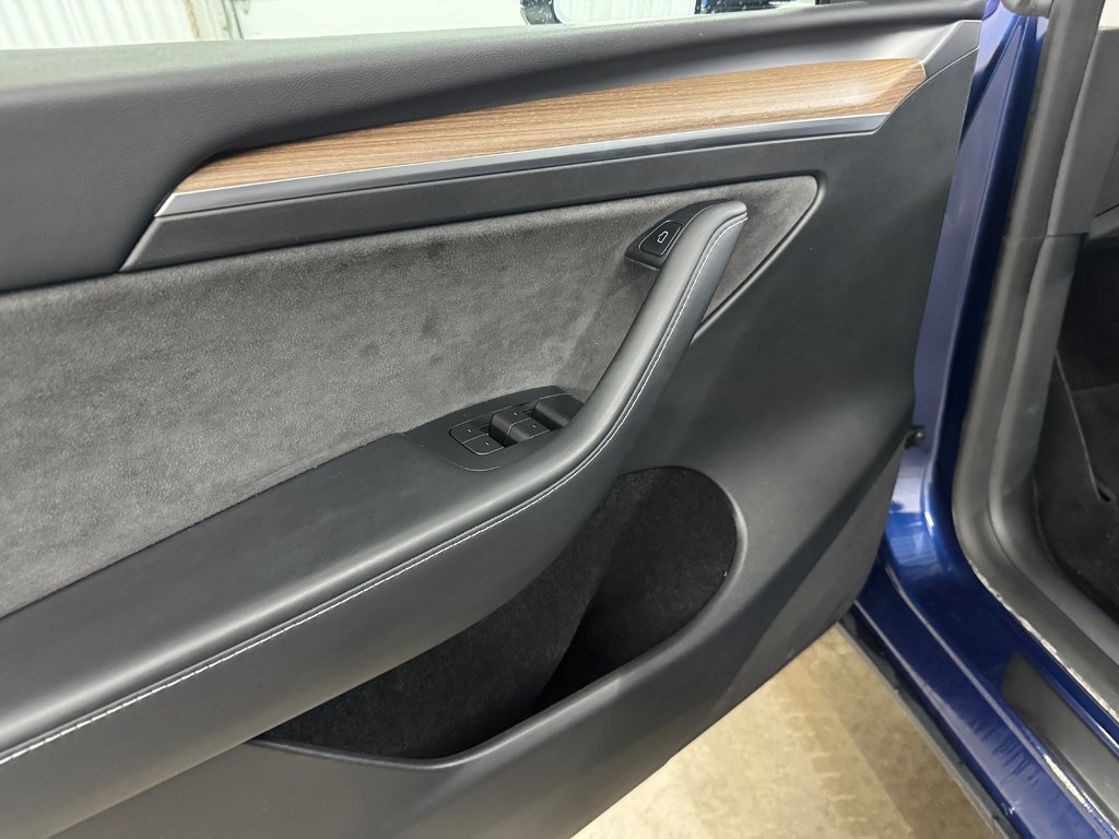 Tesla Model Y Long Range AWD GPS Mags Cuir Toit Panoramique 2023 à Shawinigan, Québec - 24 - w1024h768px