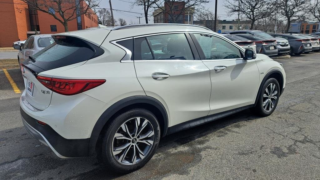 2017  QX30 in Longueuil, Quebec - 3 - w1024h768px