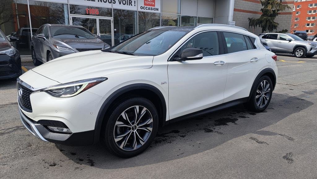 2017  QX30 in Longueuil, Quebec - 1 - w1024h768px