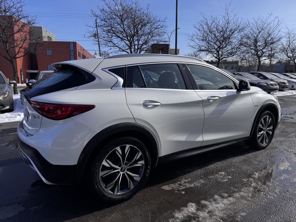 2017  QX30 in Longueuil, Quebec - 9 - w1024h768px