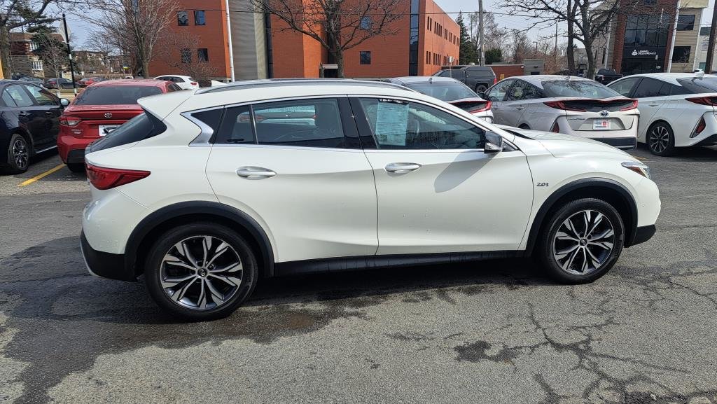 2017  QX30 in Longueuil, Quebec - 6 - w1024h768px