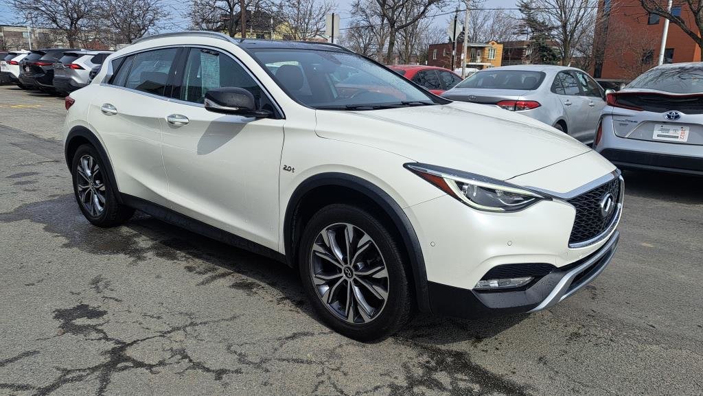 2017  QX30 in Longueuil, Quebec - 2 - w1024h768px