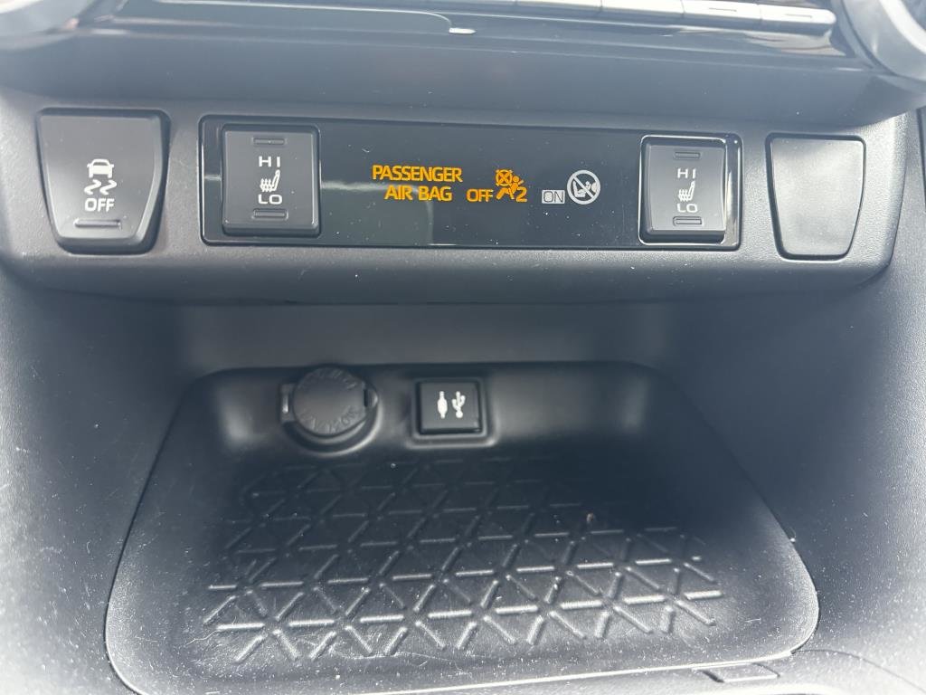 2019  RAV4 XLE in Longueuil, Quebec - 17 - w1024h768px